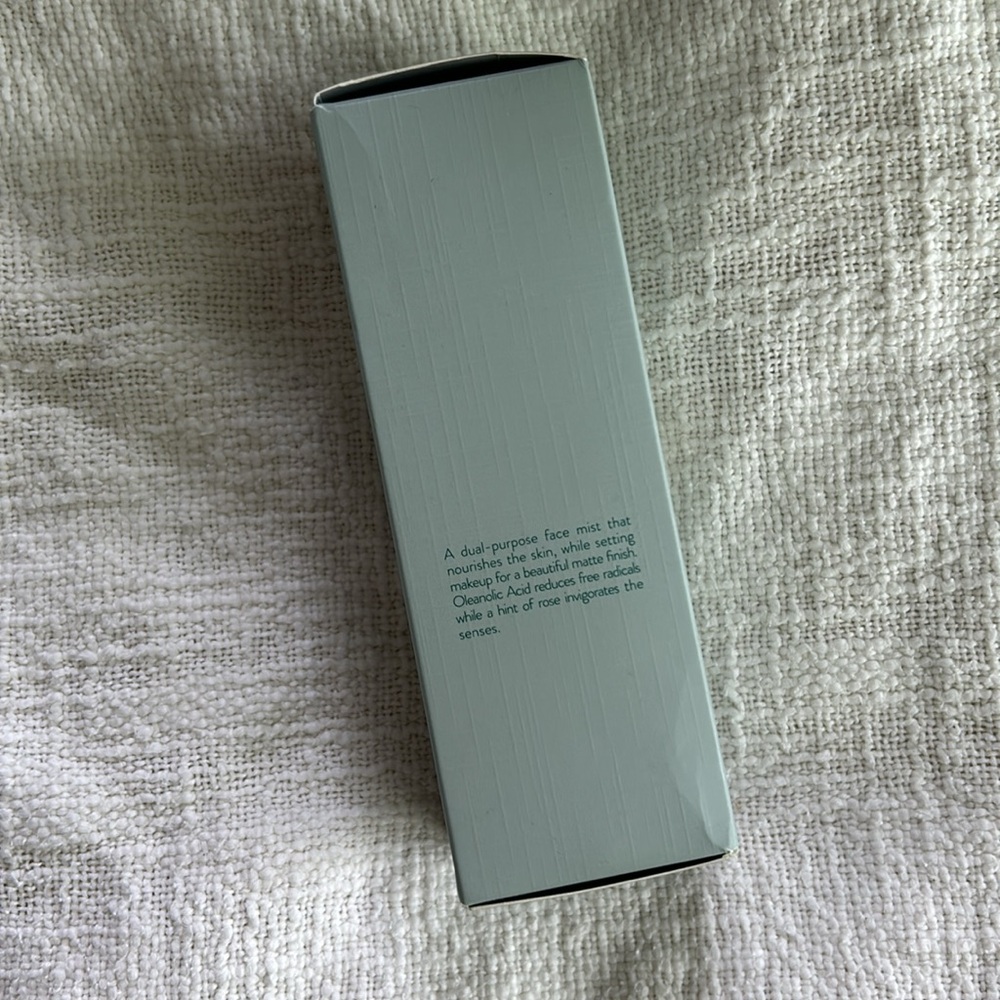 New Olivia Palermo Pre-Show Mattifying Mist 3.38oz - Picture 2 of 6